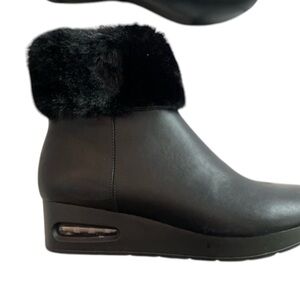 DKNY size 10 black fur trimmed leather bootie with back zipper